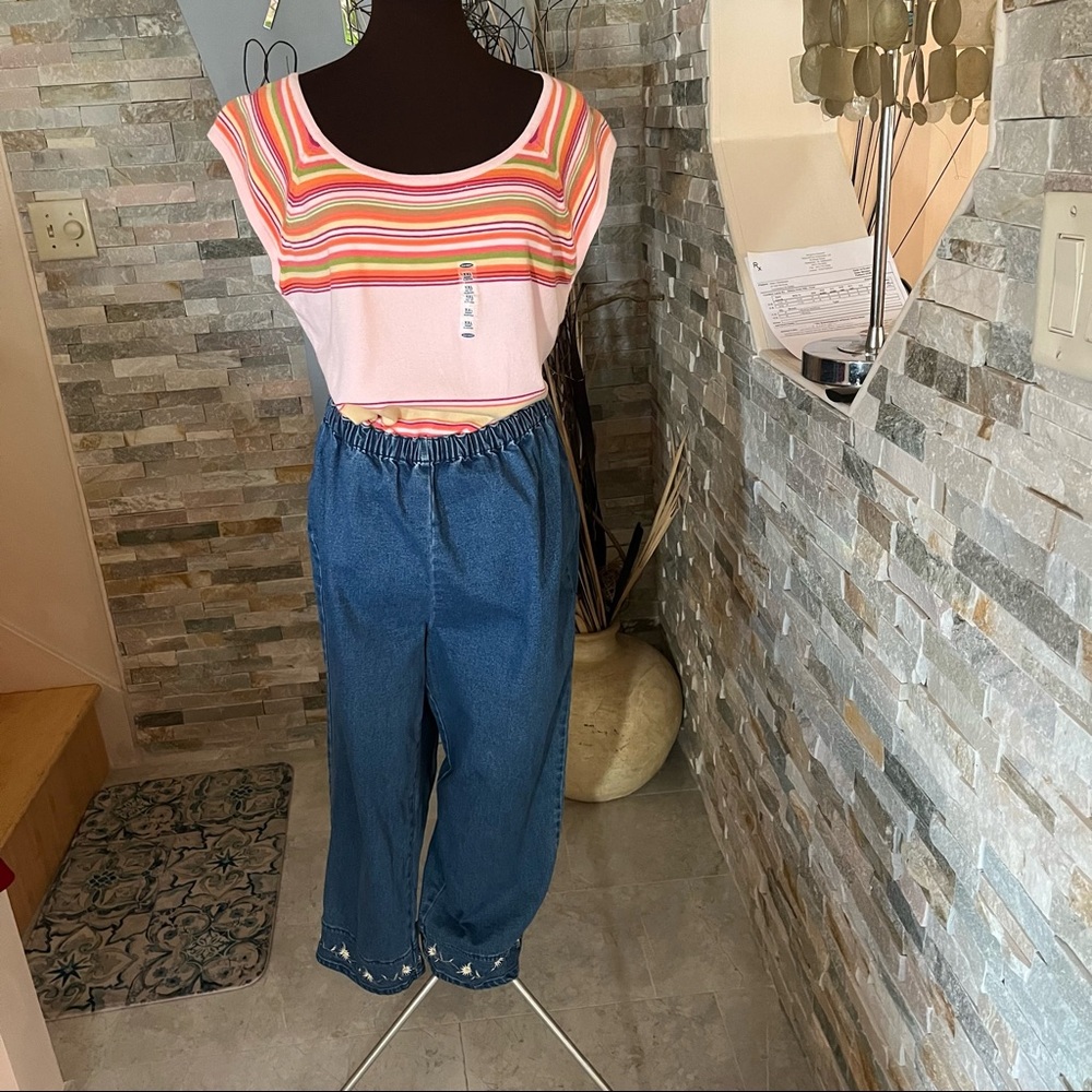 EUC Denim & Co high waist jean capris w flower embroidered detail at hem - Picture 3 of 7